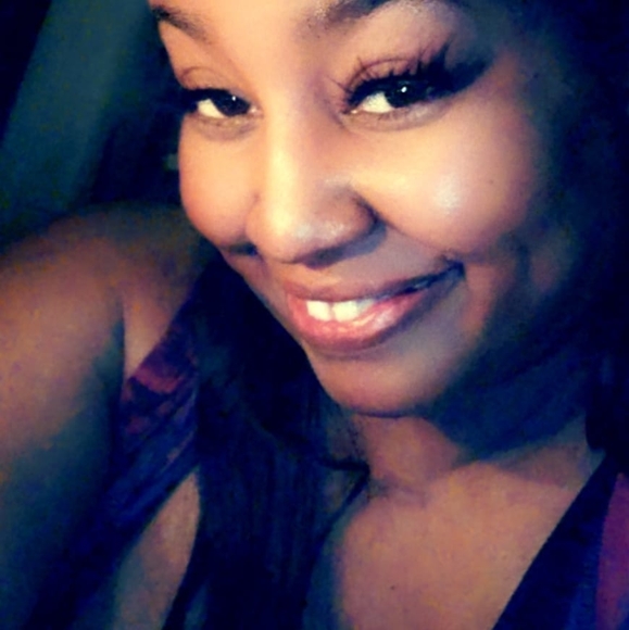 Profile Picture of Tamina Bacon (@taminabacon) on Poshmark