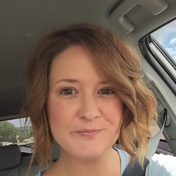 Profile Picture of Jenni Mccomic (@jenmccomic) on Poshmark