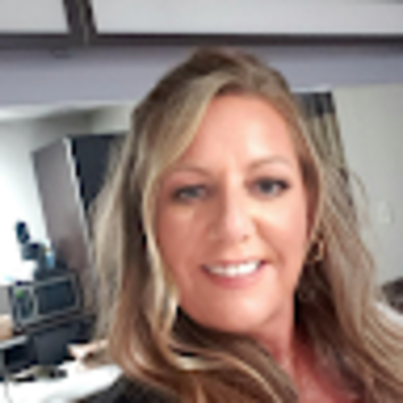 Profile Picture of Danielle Schutze (@danielleschutze) on Poshmark