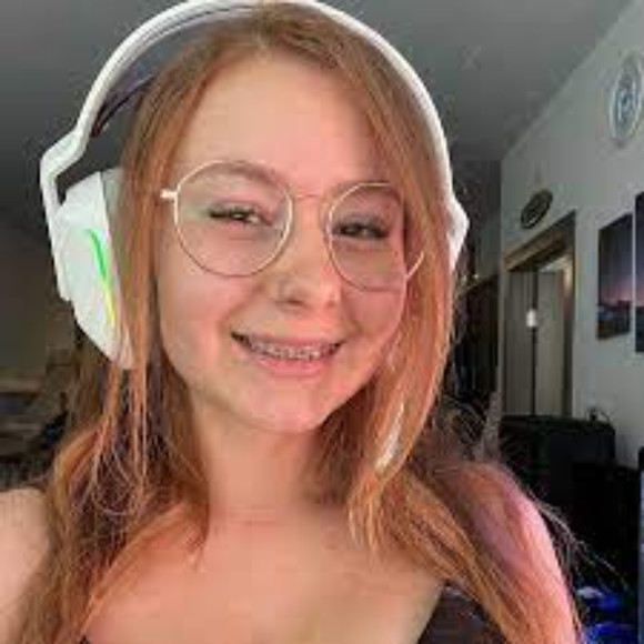 Profile Picture of Leeyah Leeyaha (@alexxy_0h) on Poshmark