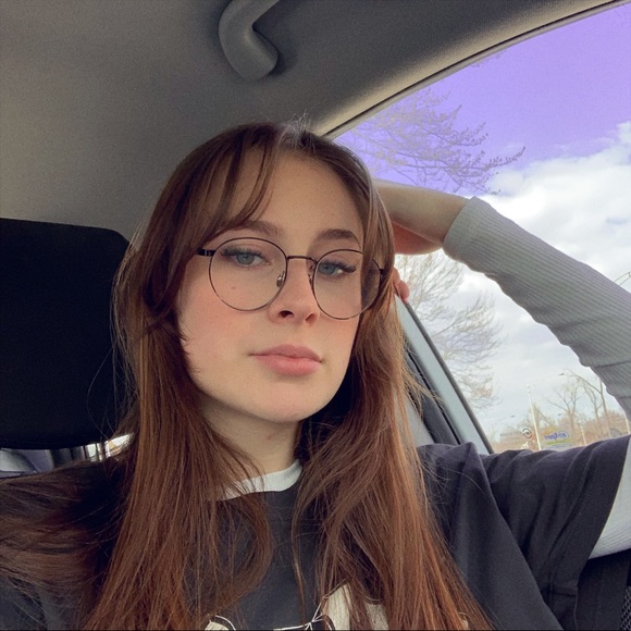 Profile Picture of Alexya Perrault (@alexyaperrault) on Poshmark