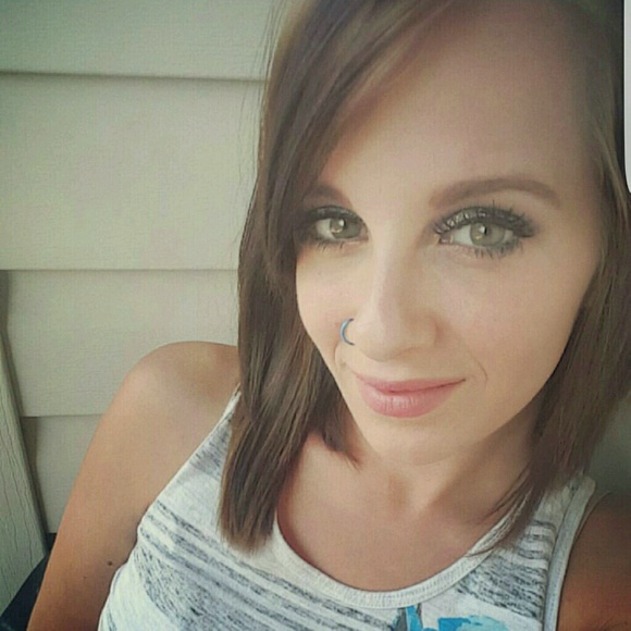 Profile Picture of Amber Sigmon (@amby250) on Poshmark