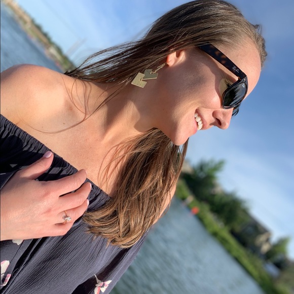 Elysia Oliver - Poshmark Profile Picture of Elysia Oliver (@ollieash) on Poshmark