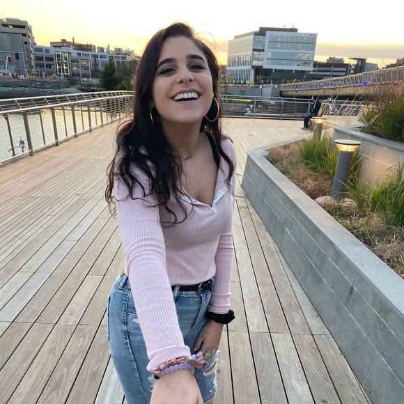 Profile Picture of Lauren Parenteau (@leparenteau) on Poshmark