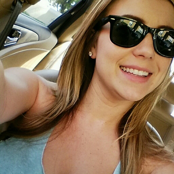 Profile Picture of Tia Mathews (@tmathews4) on Poshmark