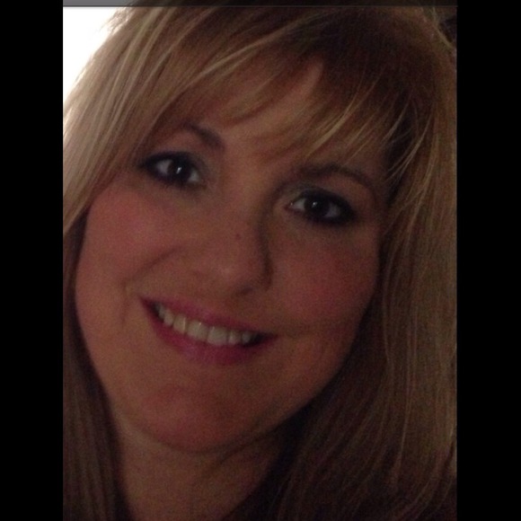 Profile Picture of Kim Deaton (@kd1237) on Poshmark