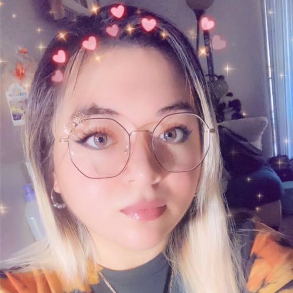 Profile Picture of Crystal Vigil (@vigilcrystal) on Poshmark