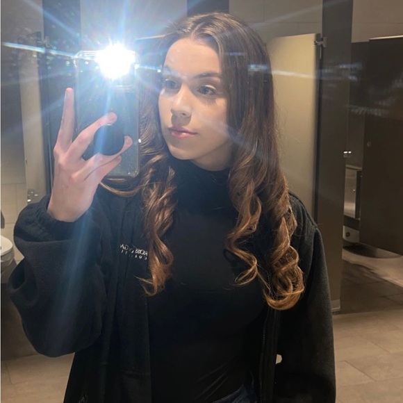 Profile Picture of Caitlin Walters (@_caitlinwalters) on Poshmark
