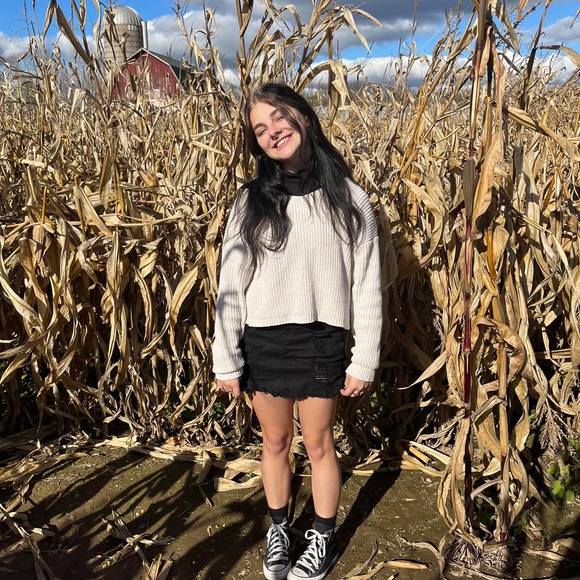 Profile Picture of Keanna Sellen (@keannasellen) on Poshmark