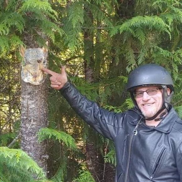 Ken Hughes - Poshmark Profile Picture of Ken Hughes (@kenhughes1968) on Poshmark