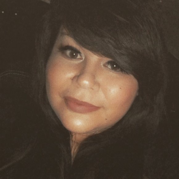 Profile Picture of Cori Thomas (@lov3lizzy) on Poshmark