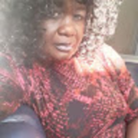 Profile Picture of Colette Chapman (@colette02101967) on Poshmark