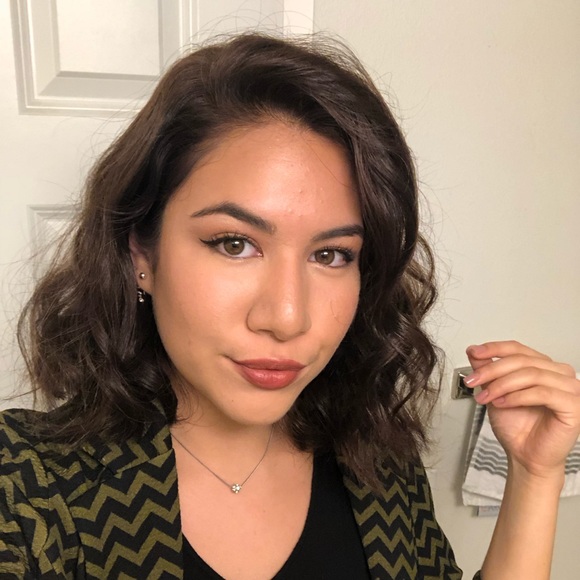 Profile Picture of Alexia Olguin (@alexiao246) on Poshmark