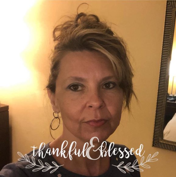 Profile Picture of Vickie Manning (@vickie_manning) on Poshmark