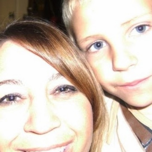 Profile Picture of Stacy Leonis (@u177957) on Poshmark