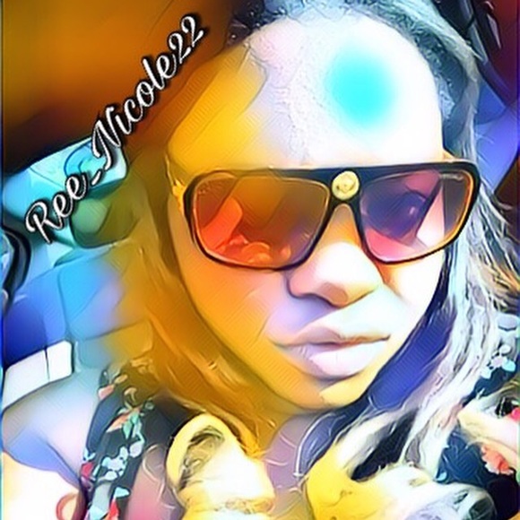 Profile Picture of Carrie Reid (@ree_nicole) on Poshmark