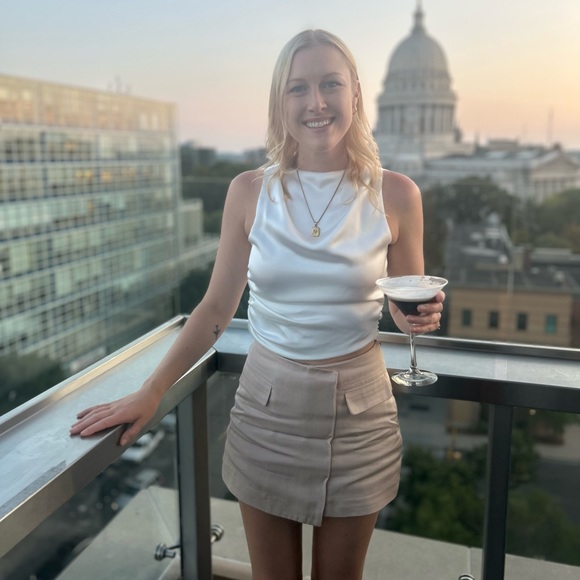 Profile Picture of Tess Stecklein (@testeck) on Poshmark