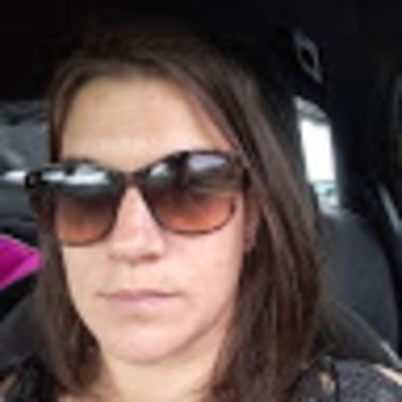 Profile Picture of Lauren Niscoromni (@lniscoromni) on Poshmark