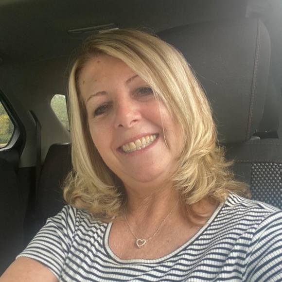 Profile Picture of Sandy Cuffley (@sandyanno1) on Poshmark