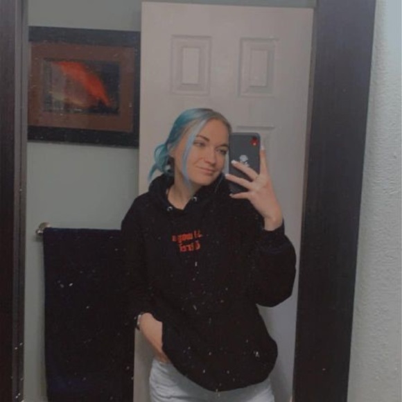 Profile Picture of Mariah Bloxham (@mariahbloxham) on Poshmark