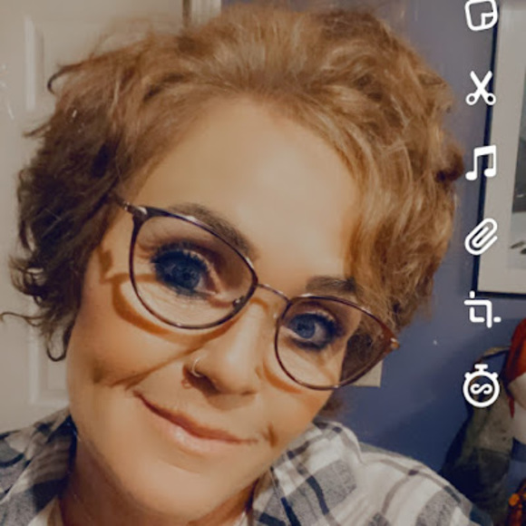 Profile Picture of Kim Darnell (@kimdarnell298) on Poshmark