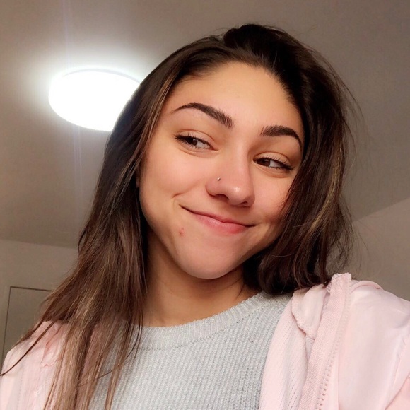 Profile Picture of Paige Sapiro (@ppaigesapiro) on Poshmark