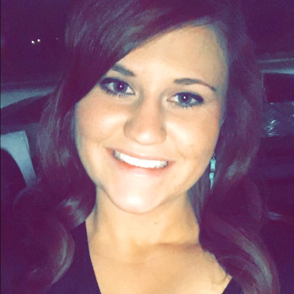 Profile Picture of Nichole Barker (@nfb8893) on Poshmark