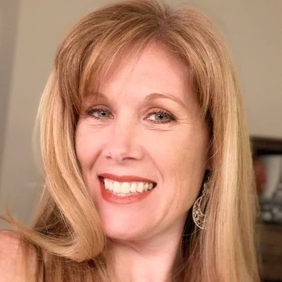 Profile Picture of Carol Apelt (@c_apelt) on Poshmark