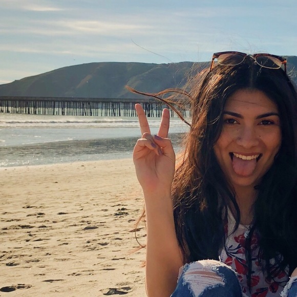 Profile Picture of Julianna Quihuiz (@jquihuiz) on Poshmark