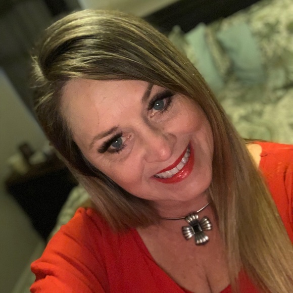 Carly Canion - Poshmark Profile Picture of Carly Canion (@carly_canion) on Poshmark