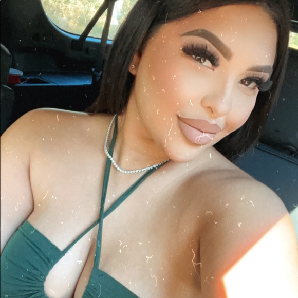 Profile Picture of Carina Gonzalez (@love_carii) on Poshmark