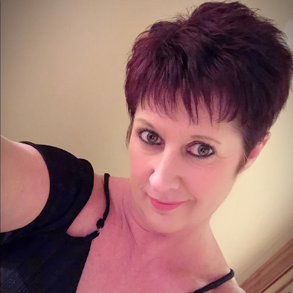 Profile Picture of Lynn Carlos (@lynncarlos) on Poshmark