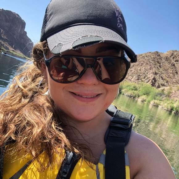 Profile Picture of Melania Lagana (@ilchinena) on Poshmark