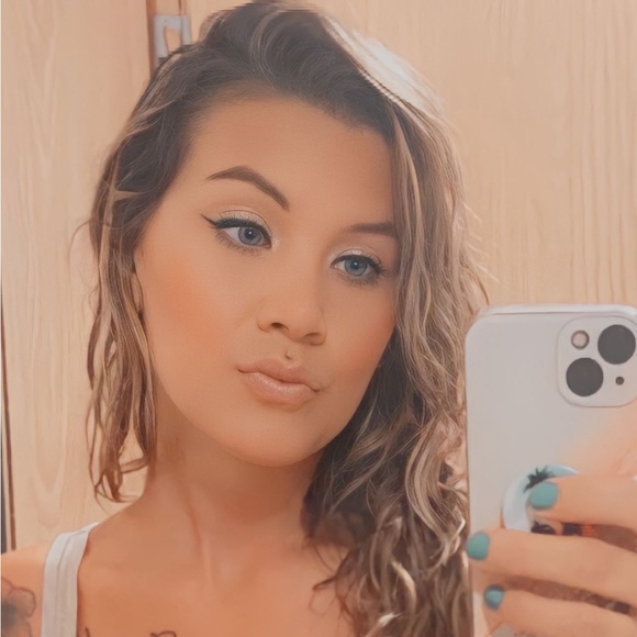 Profile Picture of Shawna Shields (@shields64) on Poshmark