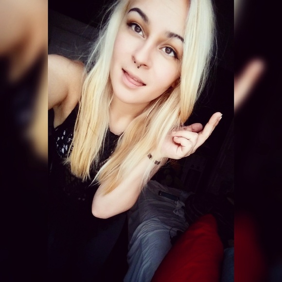 Profile Picture of Andreana Caouette (@andreana_c) on Poshmark