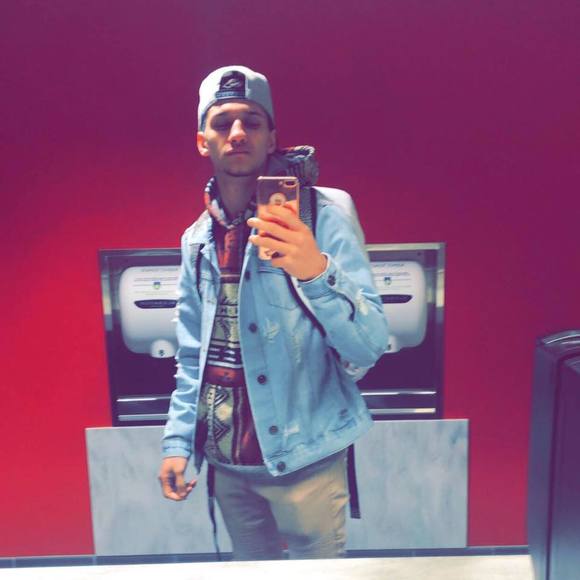 Profile Picture of Darian Roberts (@darian_roberts) on Poshmark