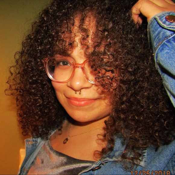 Profile Picture of Aline Silva (@asilvx) on Poshmark