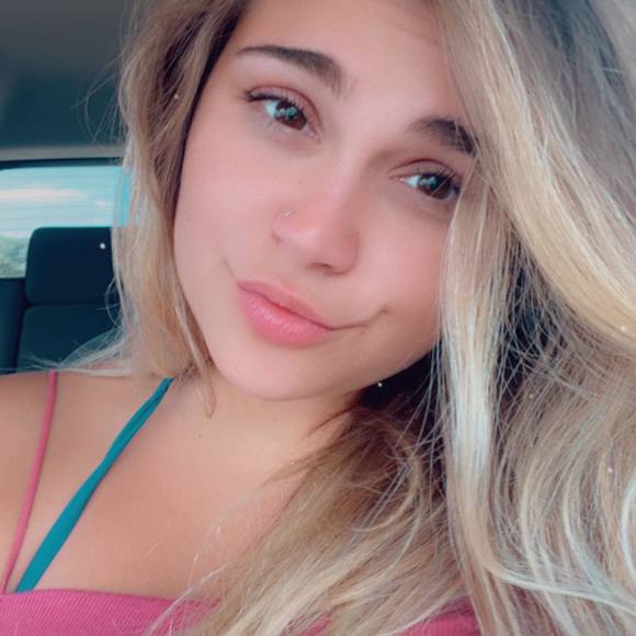 Profile Picture of Randi Sharpston (@randilea259) on Poshmark