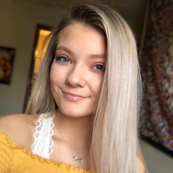 Profile Picture of Chanel Gerardy (@chanelgerardy) on Poshmark