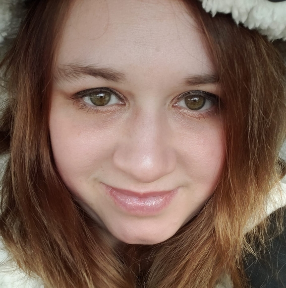 Profile Picture of Rebecca Hansen (@bhansen2012) on Poshmark