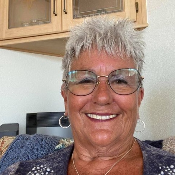 Profile Picture of Diane Froland (@dianefroland) on Poshmark