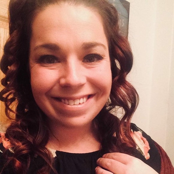 Profile Picture of Nicole Vitek (@nvitek1991) on Poshmark
