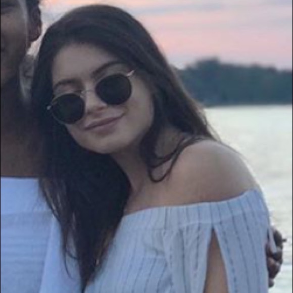 Alina Rosenthal - Poshmark Profile Picture of Alina Rosenthal (@alirh) on Poshmark