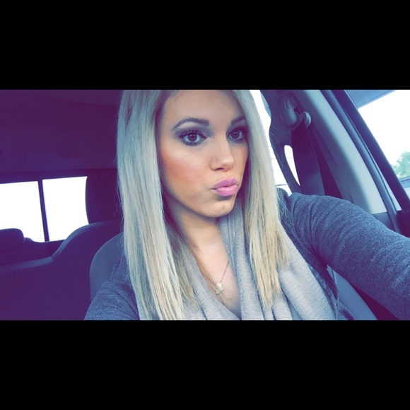 Profile Picture of Ashley Pellerin (@ashpellerin) on Poshmark