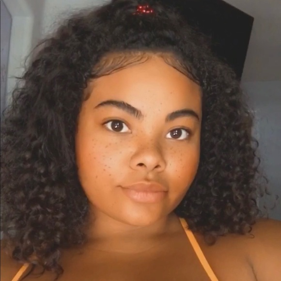 Profile Picture of Gabrielle Heeb (@gabrielleheeb) on Poshmark