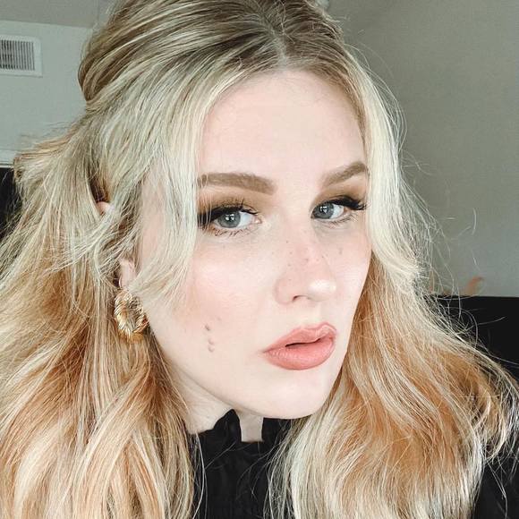 Profile Picture of Samantha Vandale (@thepalegeranium) on Poshmark