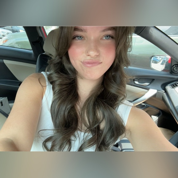 Profile Picture of Kamryn Bounds (@kam_bounds) on Poshmark