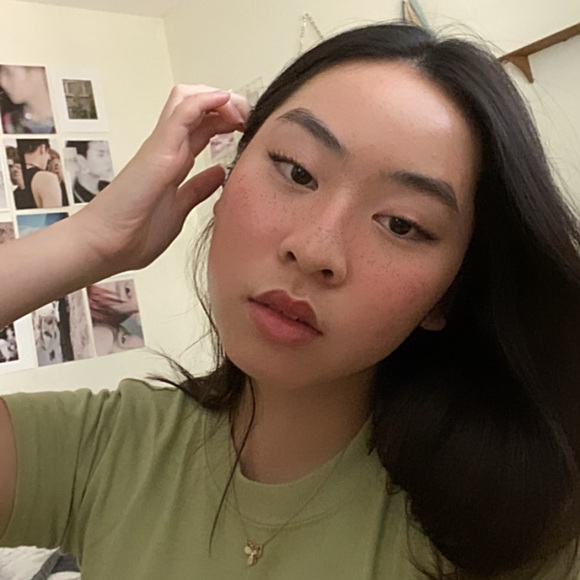 Profile Picture of Danielle Nguyen (@ddniellee) on Poshmark