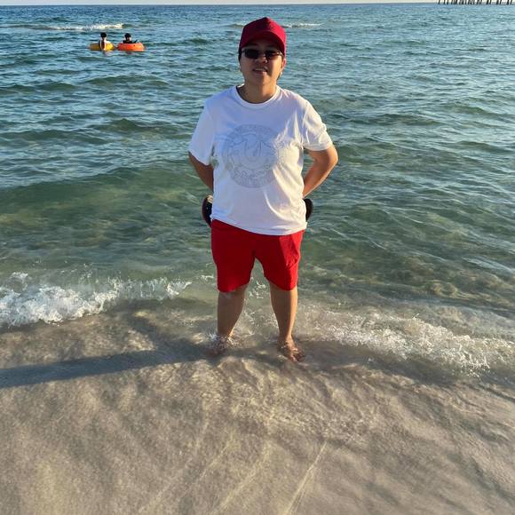 Profile Picture of Luu huynh Kn (@chip_chip2112) on Poshmark