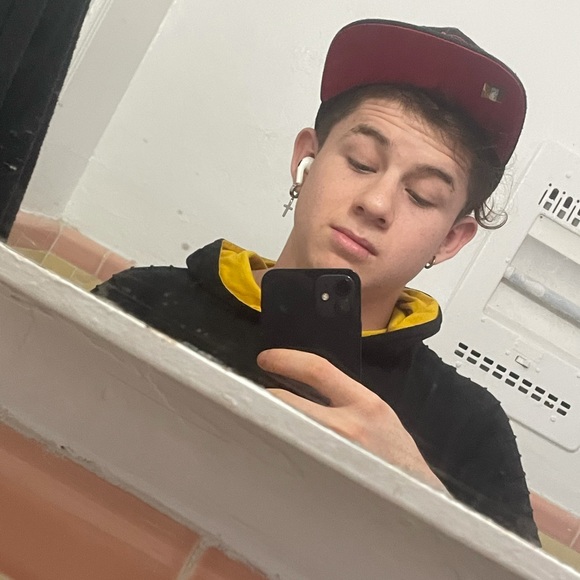 Profile Picture of Dennis Castillo (@castillodennis) on Poshmark